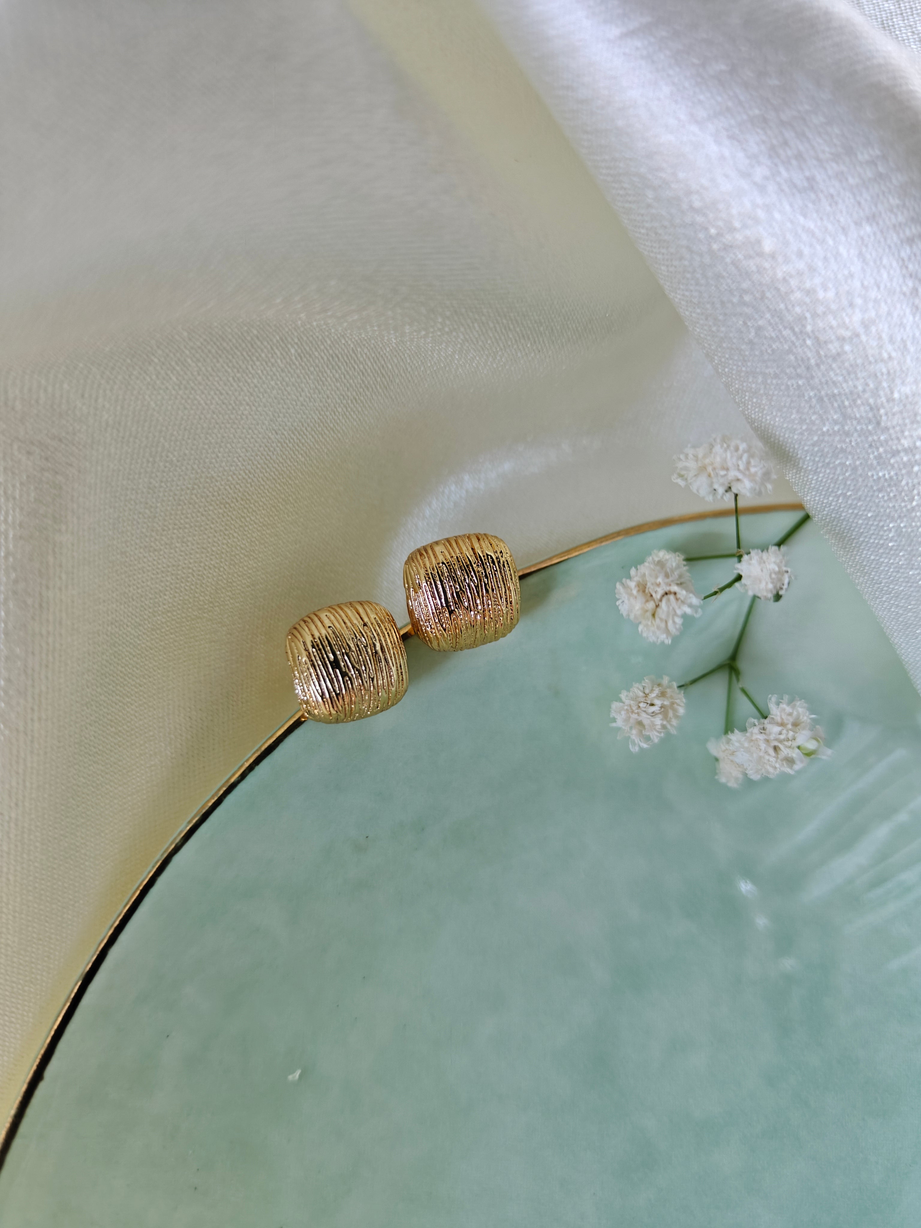 Ruffled square mini studs
